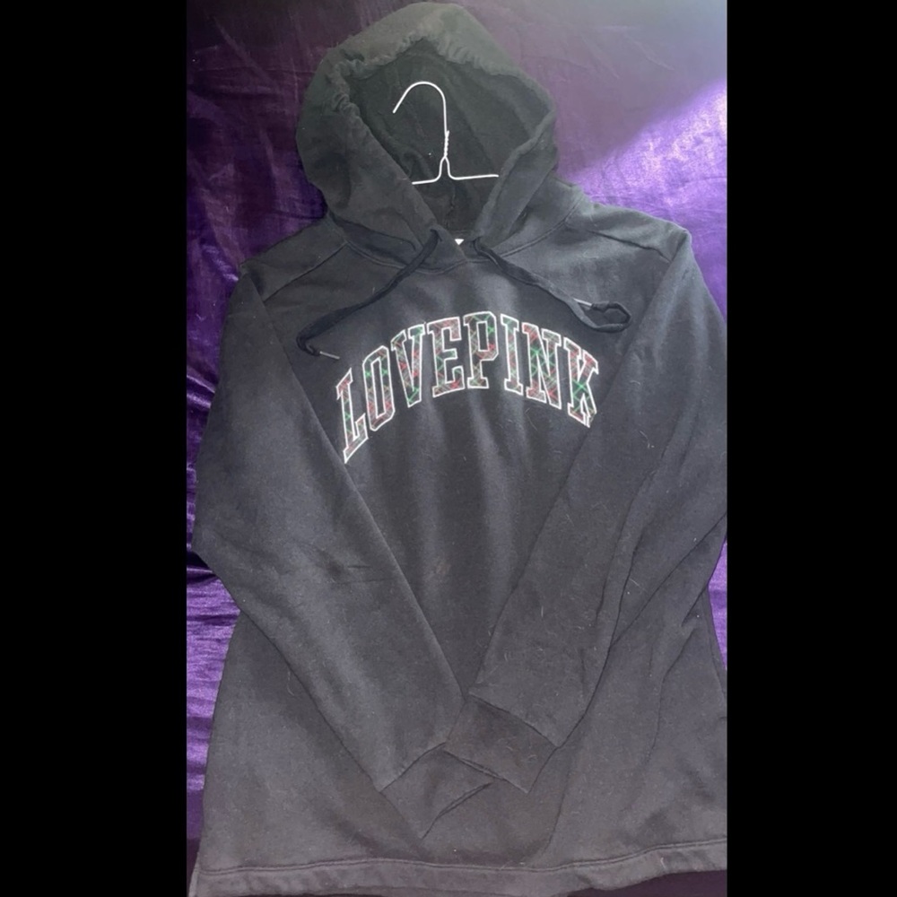 Hai🔮🦇💀✨Selling this Victoria Secret PINK hoodie💕
